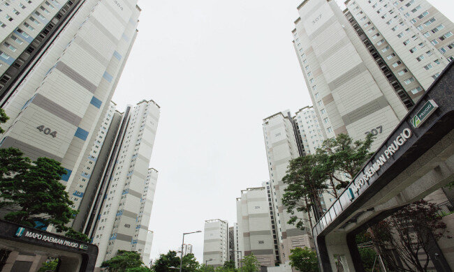 서울 시내 신축 대단지 아파트는 품귀 현상을 빚어 몸값이 껑충 뛰는 형국이다. 사진은 마포 아현동 마포래미안푸르지오 전경. [동아DB]