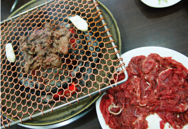 굽기 직전 양념에 버무려 나오는 
광양식 불고기. 참숯에 달군 석쇠에 굽는다. 
