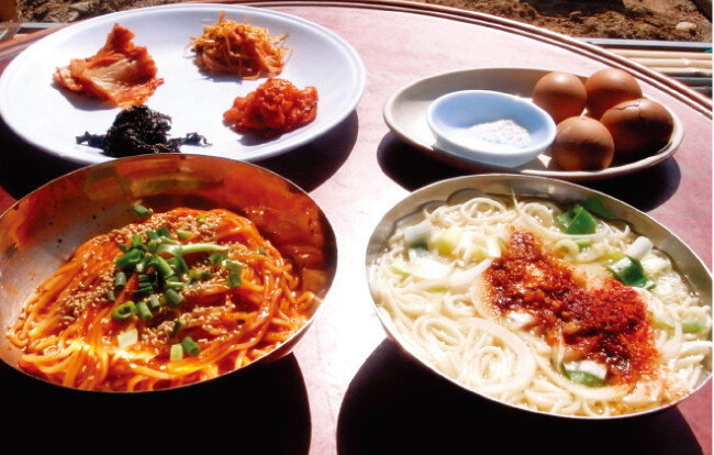 국수와 달걀로 푸짐한 한 상.