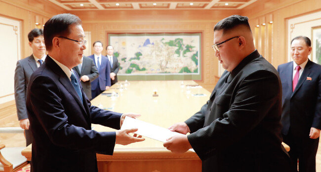 대북특별사절단 단장인 정의용 국가안보실장(왼쪽)이 9월 5일 오후 평양 노동당 본관에서 김정은 국무위원장에게 문재인 대통령의 친서를 전달하고 있다. [뉴시스]