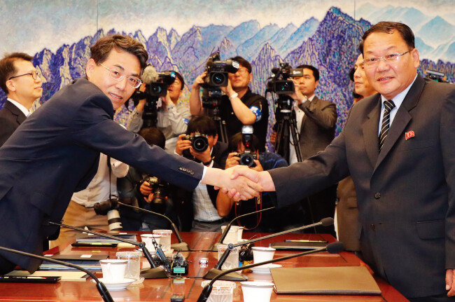 6월 26일 판문점 남측 평화의 집에서 열린 남북 철도협력 분과회의에서 남측 수석대표 김정렬 국토교통부 제2차관(왼쪽)이 북측 수석대표 김윤혁 철도성 부상과 악수하고 있다. [판문점 사진공동취재단]