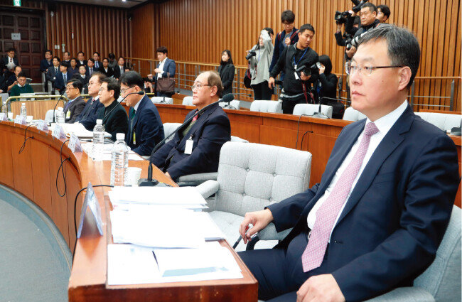 1월 31일 당시 신현수 국가정보원 기획조정실장(오른쪽)이 국회에서 열린 국가정보원 개혁에 대한 공청회에 참석했다. [동아DB]
 