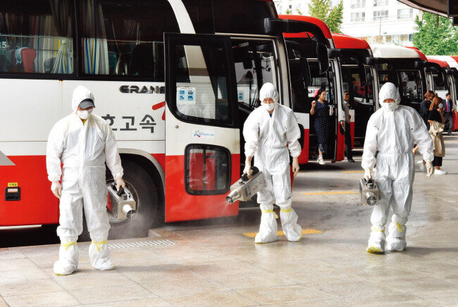 광주종합버스터미널에서 보건당국 관계자들이 메르스(MERS·중동호흡기증후군) 방역 작업을 하고 있다. [뉴스1]