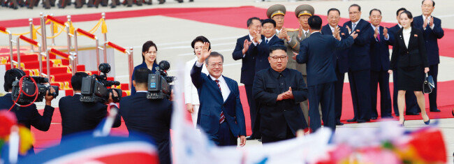 남북정상회담을 위해 9월 18일 오전 평양 순안공항에 도착한 문재인 대통령과 김정숙 여사가 공식 환영식에서 김정은 국무위원장, 리설주 여사와 함께 평양시민들의 환영을 받고 있다. [평양사진공동취재단]