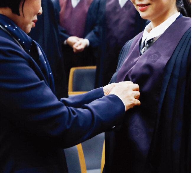 2017년 12월 서울 서초구 대법원에서 열린 ‘신임법관 임명식’에서 가족이 신임법관에게 법복을 입혀주고 있다. [뉴시스]