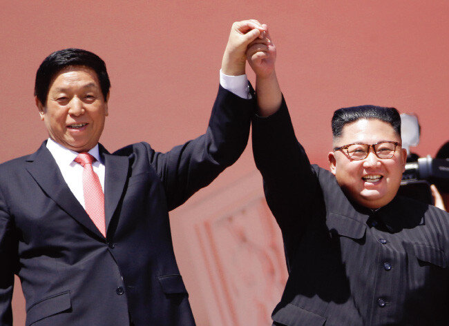 북한 정권 수립 70주년인 9 · 9절을 기념하기 위해 방북한 중국 권력 서열 3위인 리잔수 전국인민대표대회 상무위원장(왼쪽)과 김정은 국무위원장. [뉴시스]