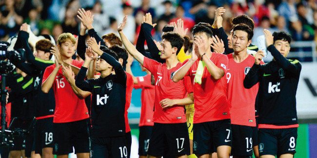 9월 11일 칠레와 평가전을 마친 축구 국가대표팀 선수들이 관객석을 향해 인사하고 있다. [동아DB]