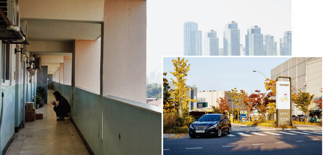 쿠팡 플렉스 아르바이트생들은 배송에 문제가 생길 경우 카카오톡 오픈채팅방을 통해 쿠팡 직원에게 문의해 답변을 받는다. 고객의 집 앞에서 쿠팡 직원의 응답을 기다리고 있는 기자(왼쪽). 쿠팡의 송파1 · 2 물류센터(캠프)가 입주해 있는 서울 송파구 서울동남권물류단지. [홍중식 기자]