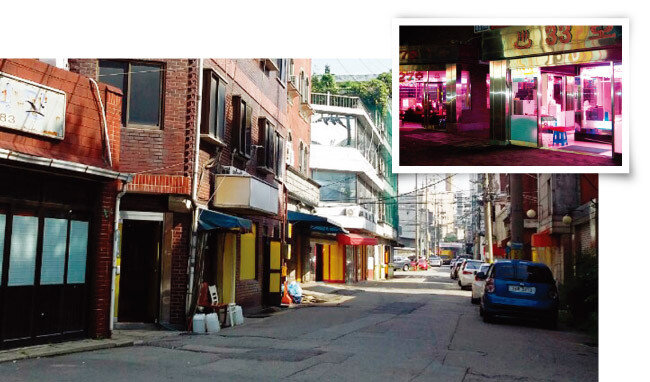 2002년 옐로하우스의 모습. 노란 종이가 창에 붙어 있지 않다(위). 최근 옐로하우스와 인근 상가의 모습. 상가의 문이 대부분 닫혀 있다. [뉴스1, 동아DB]