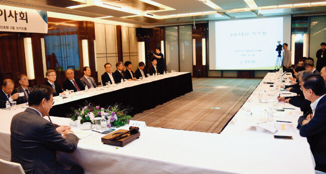 10월 2일 서울 웨스틴 조선호텔에서 열린 한국기원 이사회. 이날 바둑계 미투와 관련해 프로기사 223명이 서명해 요청한 ‘윤리위원회 보고서의 재작성’에 대해선 찬성 10표, 반대 8표, 기권 3표로 과반수에 미달해 받아들여지지 않았다. [동아DB]