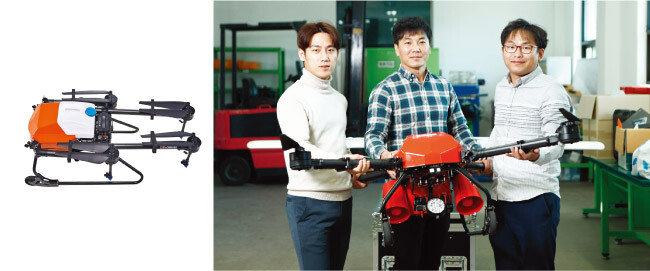 안정철 대표와 직원들이 구조용 드론인 ‘헬프드론’을 들고 있다(오른쪽). 농사용 드론 ‘팜가드’를 접은 모습. [이상윤]