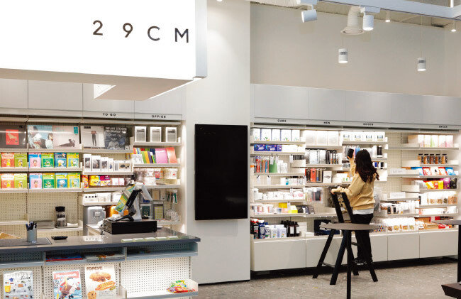 서울 서초구 강남역에서 KEB하나은행과 컬래버레이션을 통해 첫 오프라인 매장을 낸 온라인 편집숍 ‘29cm’. [박해윤 기자]