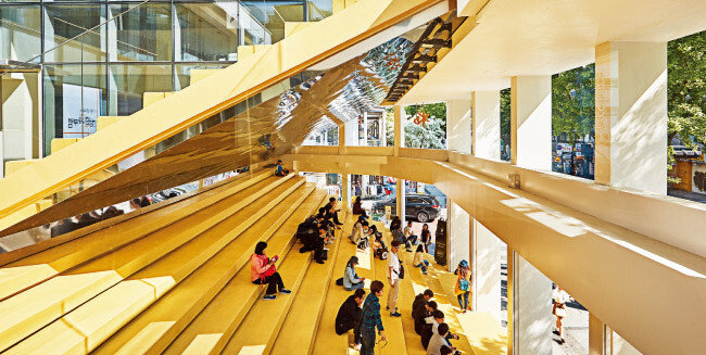 KB국민은행은 40여 년간 은행 영업점으로 사용하던 서울 마포구 홍대거리 은행 건물을 리모델링해 복합문화공간 ‘KB락스타 청춘마루’로 탈바꿈시켰다. 외부에 노출된 노란 계단은 홍대거리 만남의 장소로 
애용된다. [사진 제공 · KB국민은행]