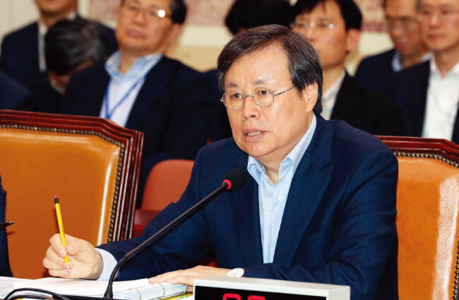 10월 10일 오전 서울 영등포구 여의도 국회에서 열린 문화체육관광위원회 국정감사에서 도종환 문화체육관광부 장관이 의원 질의에 답변하고 있다. [뉴시스]