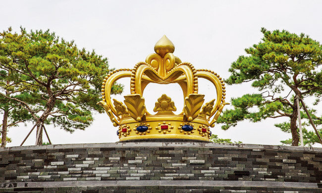 파라다이스시티 호텔&리조트 정문 앞에 설치된 최정화의 ‘Golden Crown’.