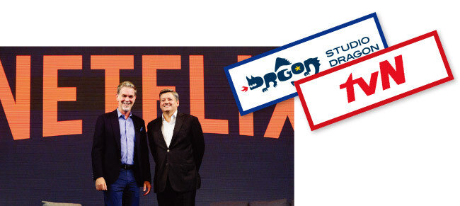 넷플릭스와 올 하반기 드라마 판매를 논의하고 있는 것으로 알려진 CJ ENM의 자회사 스튜디오드래곤과 케이블TV채널 tvN의 로고(위). 넷플릭스 리드 헤이스팅스 대표(왼쪽)와 
테드 서랜도스 최고콘텐츠책임자는 2016년 6월 방한해 기자회견을 열고 영화 ‘옥자’를 시작으로 한국 콘텐츠 제작에 본격적으로 나서겠다고 밝힌 바 있다. [동아DB]