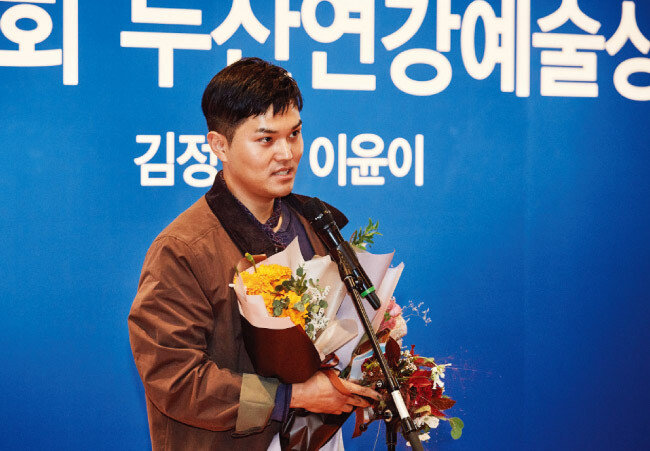 10월 5일 두산아트센터 시상식에서 소감을 말하는 김정 연출가. [사진 제공 · 두산아트센터]