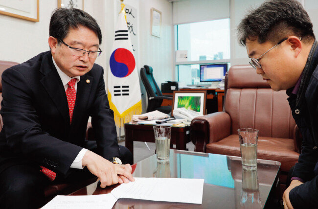 자유한국당 백승주 의원(왼쪽)이 남북군사합의서 6항을 가르키며 “필요한 절차를 거쳐 문본을 교환해야 효력이 발생한다고 돼 있다”며, “정부가 셀프 비준한 이유가 그 때문”이라고 설명하고 있다. [박해윤 기자]
