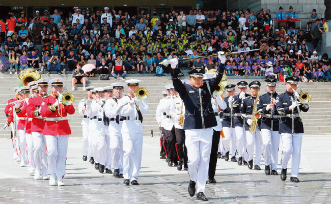 6월 1일 서울 용산구 전쟁기념관에서 열린 군악·의장 행사 퍼레이드. [동아일보]