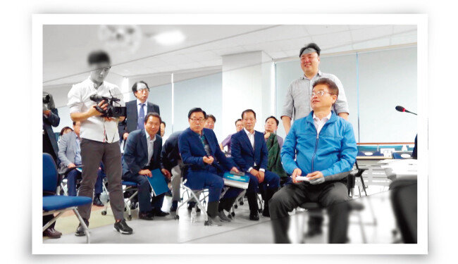 이철우 경북도지사가 드론을 직접 조종해 날려보고 있다. [사진 제공 · 경상북도청]