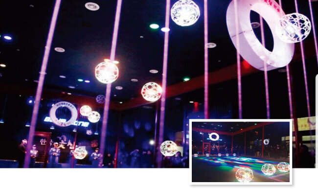 드론축구 경기 모습. 피아식별을 위해 각 팀의 드론은 다른 색으로 빛난다. [사진 제공 · 디랩스]