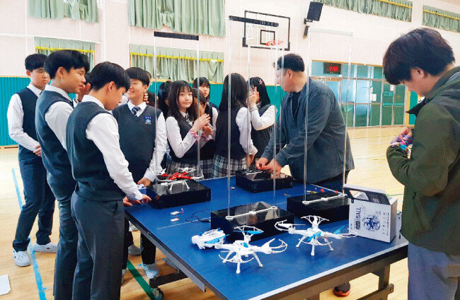 학생들을 대상으로 드론 축구 시연을 하는 모습. [사진 제공 · 디랩스]