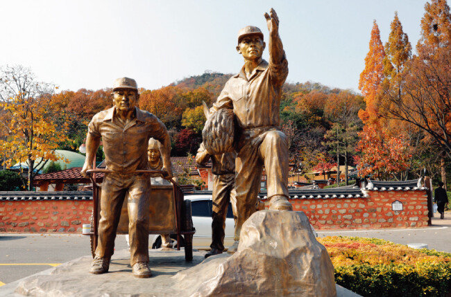 박정희 전 대통령 기념 동상. [박해윤 기자]