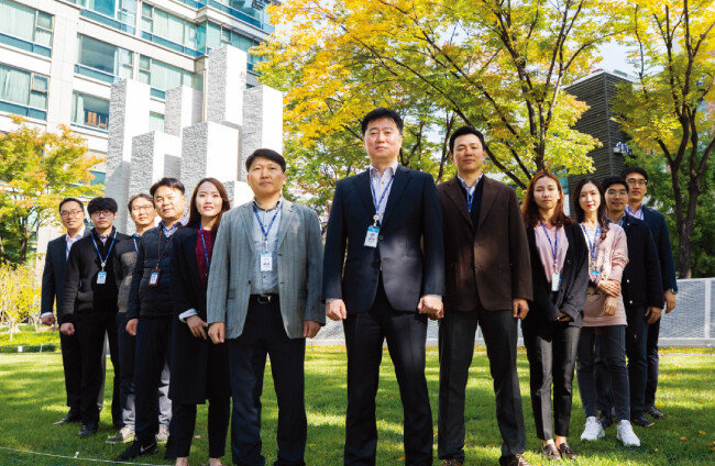 경찰청 소속 대한민국 임시정부 100주년 기념사업추진TF팀 멤버들. 왼쪽부터 박상구 경정, 김경훈 경장, 김기영 경위, 박홍주 경위, 염윤진 경사, 이용상 경정, 팀장 이영철 총경, 한준섭 경정, 현은영 경장, 편승화 경사, 최현명 경장, 김재윤 경사. [조영철 기자]