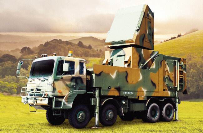 전방위   · 다표적 동시 교전이 가능한 한화시스템의 천궁 다기능레이다. [사진 제공 · 한화시스템]