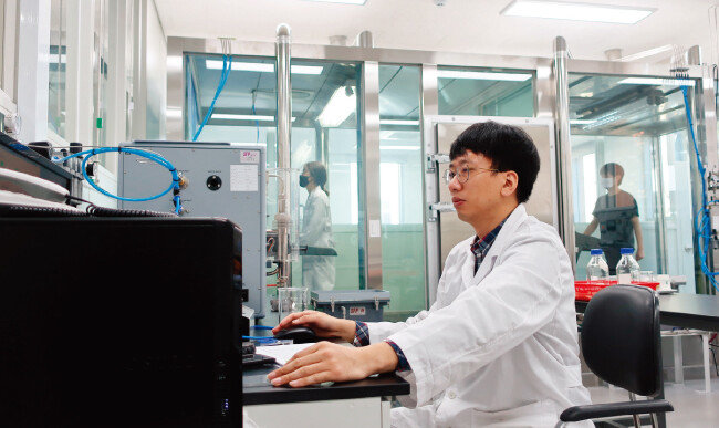 마스크 착용자가 염화나트륨 에어로졸이 공급된 체임버에 들어가 마스크 내 · 외부 염화나트륨 농도를 측정하는 누설률 실험. [사진 제공 · 한국의류시험연구원]