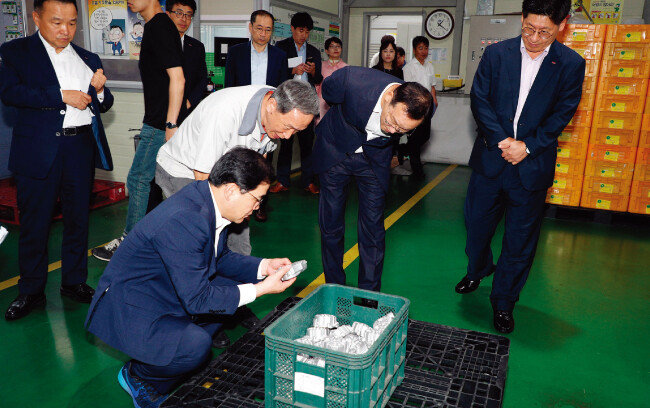 허성무 창원시장은 시정 현장을 구석구석 돌아다니기 위해 늘 운동화를 신는다. 풍산정밀을 방문한 허 시장(맨 앞)의 모습. [사진 제공 · 창원시청]
