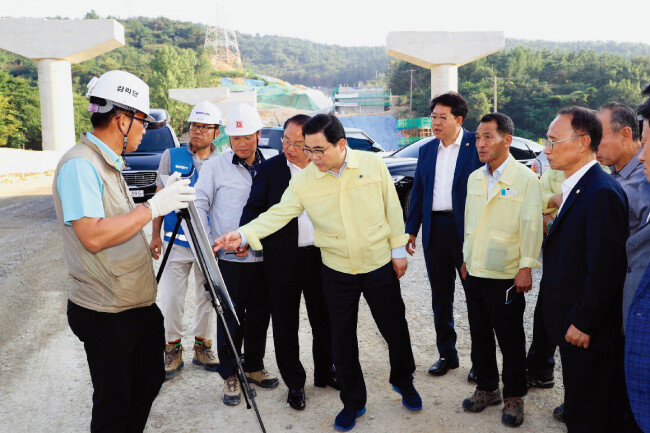 허성무 경남 창원시장(가운데)이 8월 20일 오후 제2안민터널 공사현장을 찾아 공사 진행 상황을 보고받고 있다. [뉴시스]