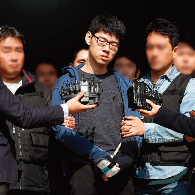 서울 강서구 PC방 살인사건 피의자 김성수 씨가 공주 치료감호소로 이동하기 위해 10월 22일 오전 서울 양천구 양천경찰서를 나서고 있다. [뉴시스]