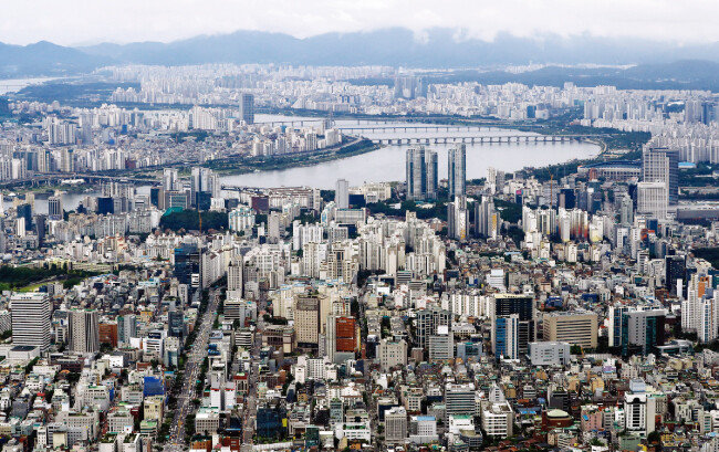 2019년 택지개발 사업의 일환으로 지급될 토지보상금 규모가 30조 원에 이를 것이라는 전망이 나오고 있다. 사진은 상공에서 바라본 서울 시내 모습. [뉴시스]