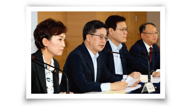 9월 13일 정부는 집값 안정화를 위한 고강도 부동산대책을 발표하면서 수도권 주택공급 방안도 마련하겠다고 약속했다. 왼쪽부터 김현미 국토교통부 장관, 김동연 경제부총리, 최종구 금융위원장, 한승희 국세청장. [동아DB]