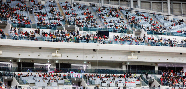 야구장 관중석이 일부 비어 있는 모습. 예매 열기가 치열한 경기라도 암표상들이 대거 환불해 빈 좌석이 나오는 경우가 종종 있다. [뉴스1]