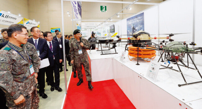 내빈들이 국방부 부스에서 군용 드론에 관한 설명을 듣고 있다. [박해윤 기자]