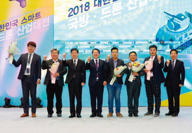 참가 기업 시상식에서 자유한국당 백승주 의원(왼쪽에서 네 번째)과 수상 기업 관계자들이 기념 사진을 찍고 있다. [박해윤 기자]