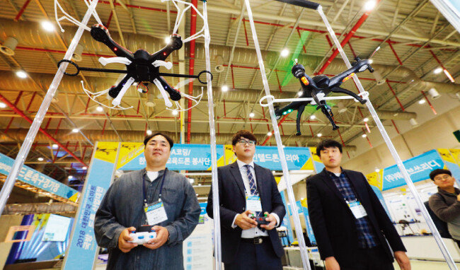 드론축구 업체 디랩스의 체험 부스와 인텔의 산업용 드론.