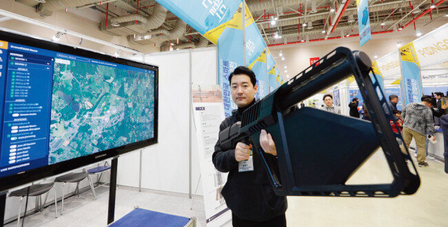 방해전파를 쏴 드론을 무력화하는 드론건.