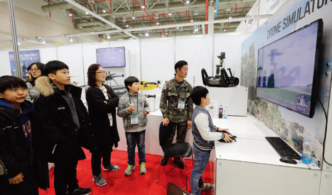 드론 조종 시뮬레이터 체험 부스.