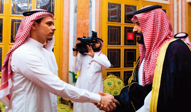 카슈끄지 살해사건의 주모자로 지목된 무함마드 빈 살만 사우디아라비아 왕세자(오른쪽)가 10월 23일 리야드 야맘마궁에서 카슈끄지의 아들 살라를 만나 악수하고 있다. 사우디 국영 SPA통신이 배포한 이 사진을 놓고 ‘잔인한 악수’라는 비난이 쏟아졌다. [AP=뉴시스]