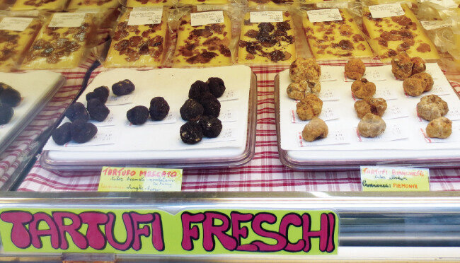 제철이면 생산지의 상점들에서 트러플을 흔히 볼 수 있다.