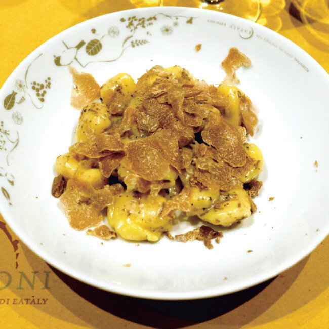 화이트 트러플이 듬뿍 올라간 감자 뇨키.