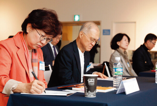 10월 26일 ‘행위 중독 치유 해법 포럼’에서 축사를 한 자유한국당 박인숙 의원(왼쪽)과 종합 토론의 사회를 맡은 강지원 중독포럼 고문(변호사). [박해윤 기자]