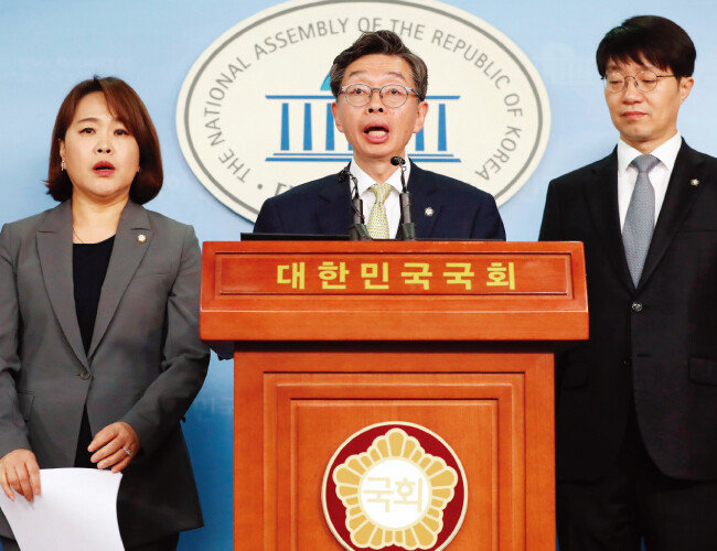 김현 대한변호사협회 회장(가운데)이 11월 8일 서울 여의도 국회 정론관에서 기자회견을 열고 블록체인 산업제도화를 위한 법령 정비를 촉구하고 있다. [뉴스1]