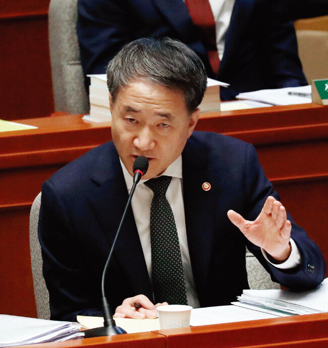 11월 8일 국회 예산결산위원회에 출석해 의원의 질의에 답변하고 있는 박능후 보건복지부 장관. [동아DB]