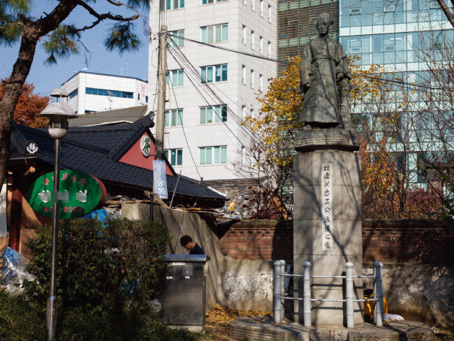 충정공 민영환 동상이 위치한 서울 견지동 우정총국 건물 뒤쪽 공원 담벼락에 볼 일을 보고 있는 노숙자. [조영철 기자]
