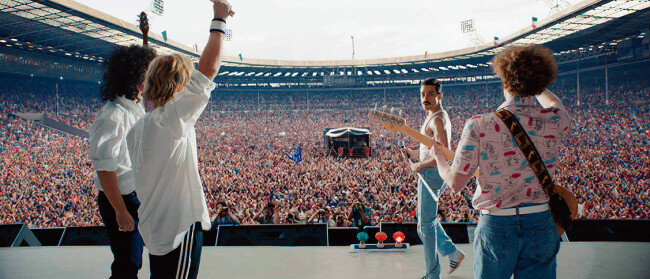 1985년 영국 웸블리 스타디움에서 열린 ‘라이브 에이드’에서 공연하는 퀸의 모습을 재현한 영화 ‘보헤미안 랩소디’의 한 장면. [사진 제공 · ㈜이십세기폭스코리아]