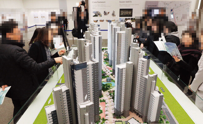 전문가들은 내년 부동산시장을 각기 다르게 전망한 데 반해, 청약시장은 대부분 인기가 높을 것으로 내다봤다. 사진은 10월 31일 서울 서초우성 1차 재건축 ‘래미안리더스원’ 본보기집에 몰린 방문객들의 모습. [뉴시스]